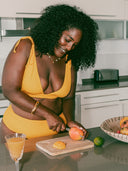 Femme portant un maillot deux-pièces jaune debout