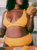 Femme portant un maillot deux pièces à noeuds jaune