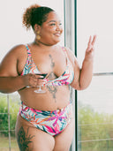 Femme portant un haut de bikini triangle imprimé tropical
