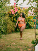 femme portant un maillot deux-pièces orange debout
