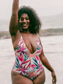 femme portant un maillot une pièce imprimé tropical