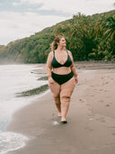 femme portant bikini noir satiné