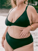 Femme portant un maillot deux-pièces noir satiné