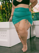 femme portant une mini-jupe vert émeraude