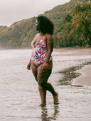 Collection Émeraude — 10 pièces de swimwear grande taille pour les femmes qui rayonnent