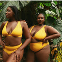 maillot de bain jaune deux pièces portés par deux femmes 