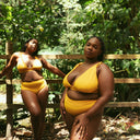 maillot de bain deux pièces jaunes portés par deux femmes 