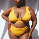 haut de maillot de bain à nouer jaune porté par une femme 