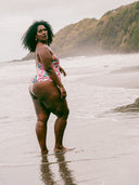 femme portant un maillot une pièce imprimé tropical sur une plage 