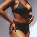 femme portant un maillot deux pièces de bain noir brillant 