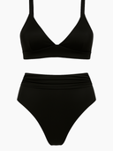 Photo d'un bikini deux-pièces noir satiné 