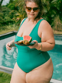 photo portée d'un maillot une pièce couleur vert émeraude