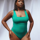 maillot-de-bain-une-piece-vert-porté-face