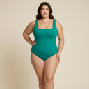maillot de bain une pièce vert éméraude col carré porté par une femme