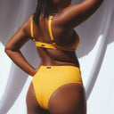 femme portant un maillot deux pieces jaune 