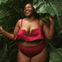 femme souriante portant un maillot deux piece couleur bordeaux 