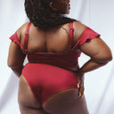 femme portant un maillot de bain bordeaux de dos 