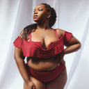 femme portant maillot de bain deux pieces bordeaux 