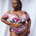femme porte un maillot de bain deux pieces floral et un bas taille haute drapé 