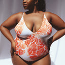 maillot de bain pain de sucre imprimé corail porté par une femme 